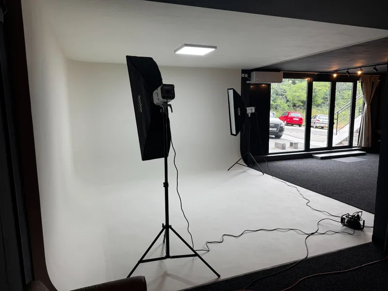 Bela infinity ciklorama sa dva Godox strip softbox svetla u Kakadu cyc studiju za snimanje videa u Beogradu