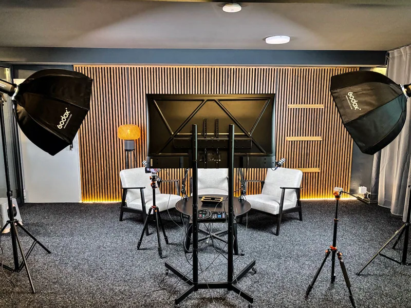 Kompletan Kakadu podcast studio sa kamerama, TV-om i octabox svetlima