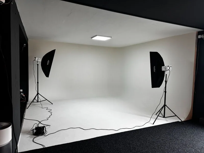 Infinity ciklorama sa studijskom rasvetom u Kakadu video studiju u Beogradu