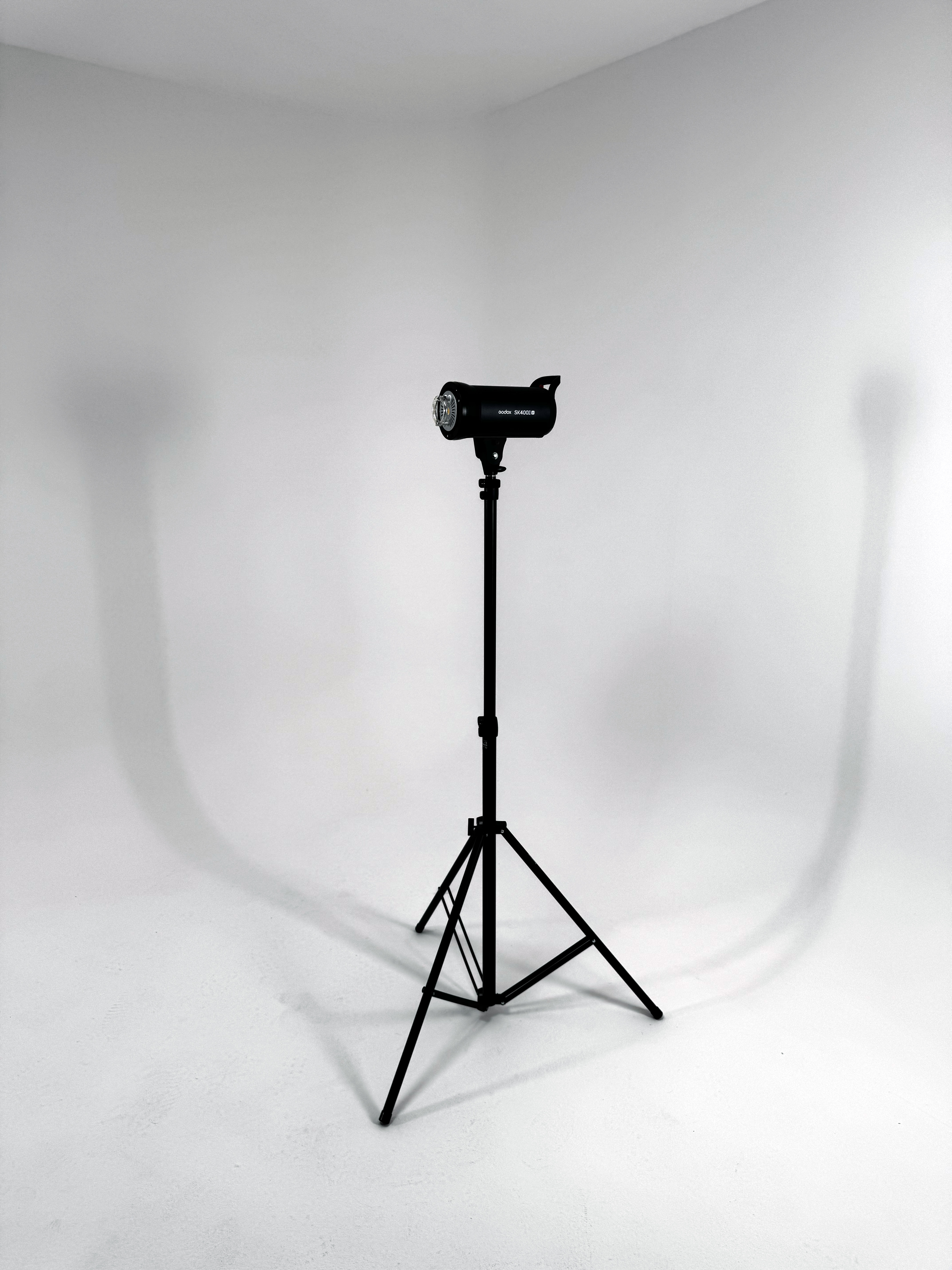 Godox SK400IIV blic glava na stalku ispred ciklorame